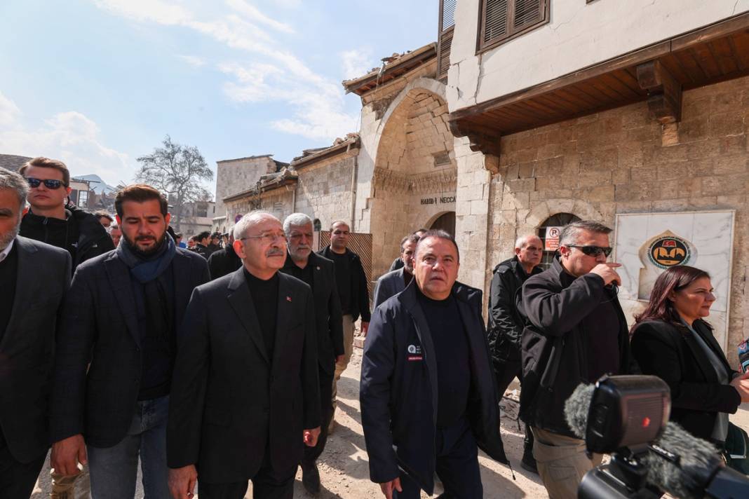 Önünden geçerken gözyaşlarını tutamıyorlar! Hatay'da sağlam kültürel yapı neredeyse kalmadı 29